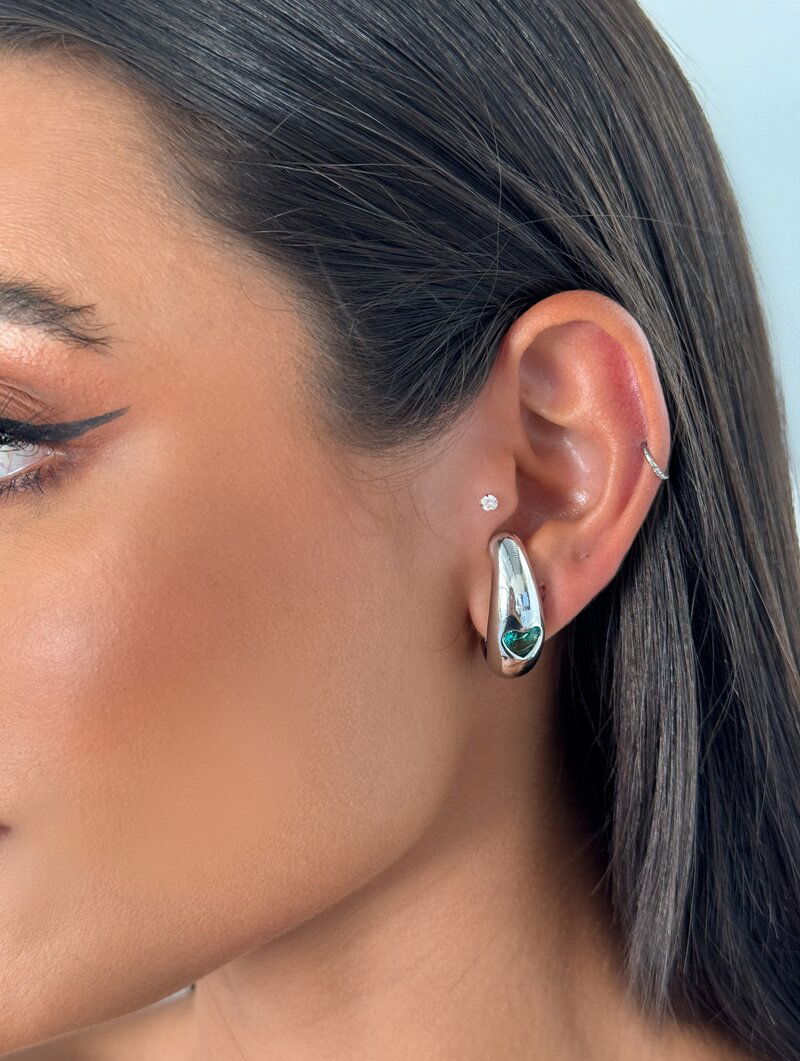 Brinco Folheado a Ouro 18k e Prata Meia Argola Lisa com Coração de Zircônia