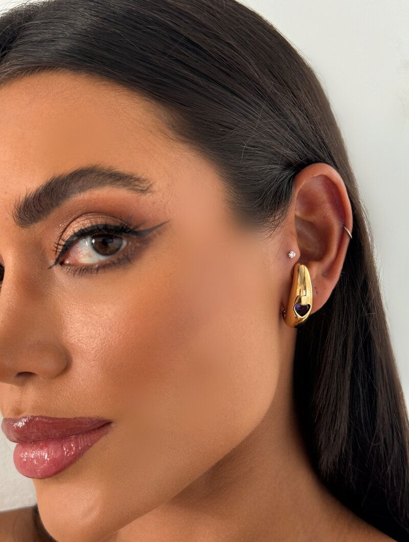 Brinco Folheado a Ouro 18k e Prata Meia Argola Lisa com Coração de Zircônia