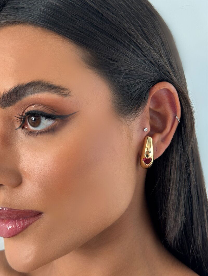 Brinco Folheado a Ouro 18k e Prata Meia Argola Lisa com Coração de Zircônia