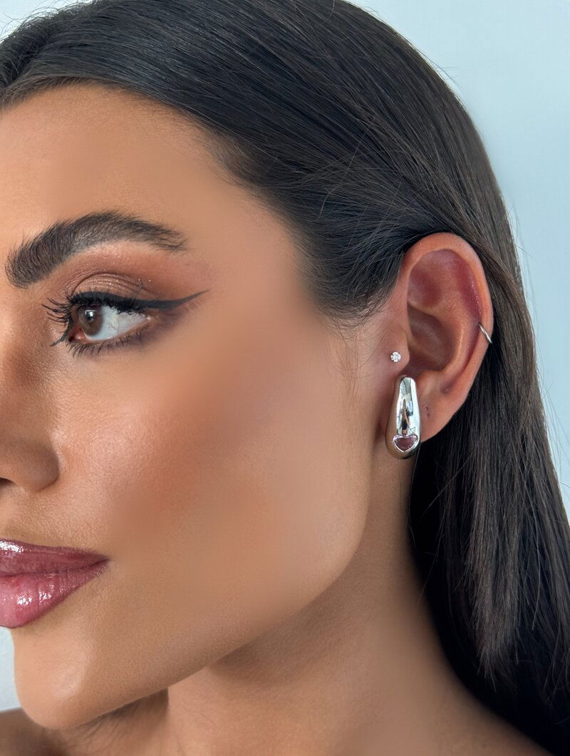 Brinco Folheado a Ouro 18k e Prata Meia Argola Lisa com Coração de Zircônia