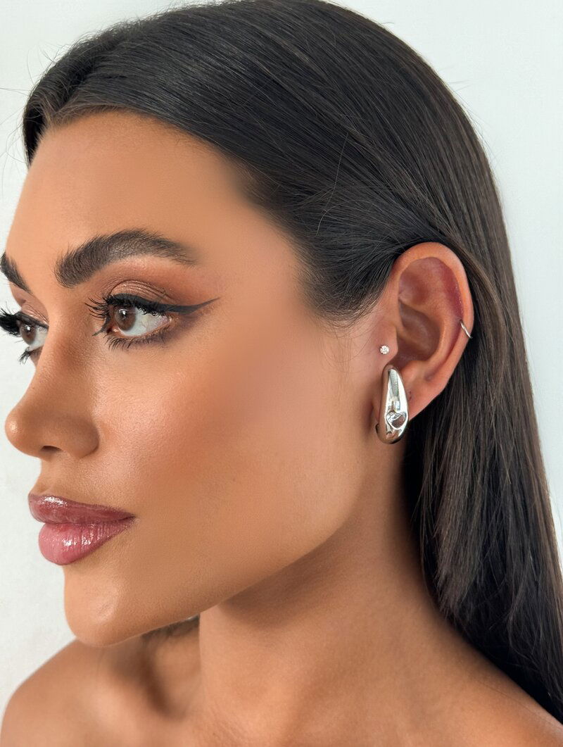 Brinco Folheado a Ouro 18k e Prata Meia Argola Lisa com Coração de Zircônia