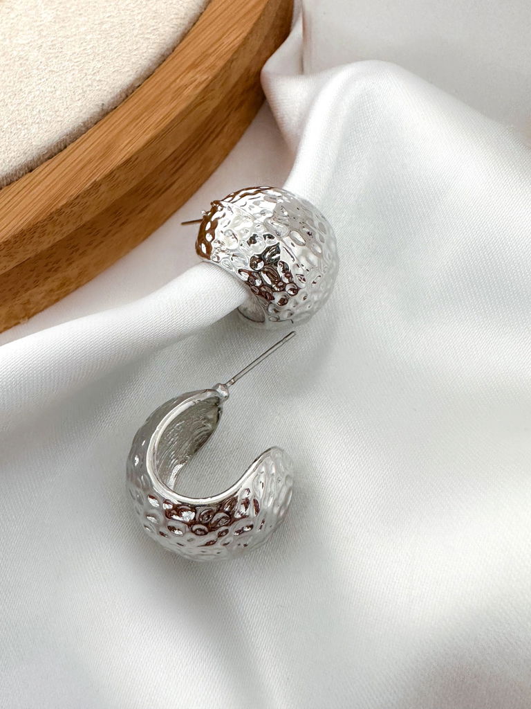BRINCO FOLHEADO A OURO 18K E PRATA MEIA ARGOLA MARTELADA.