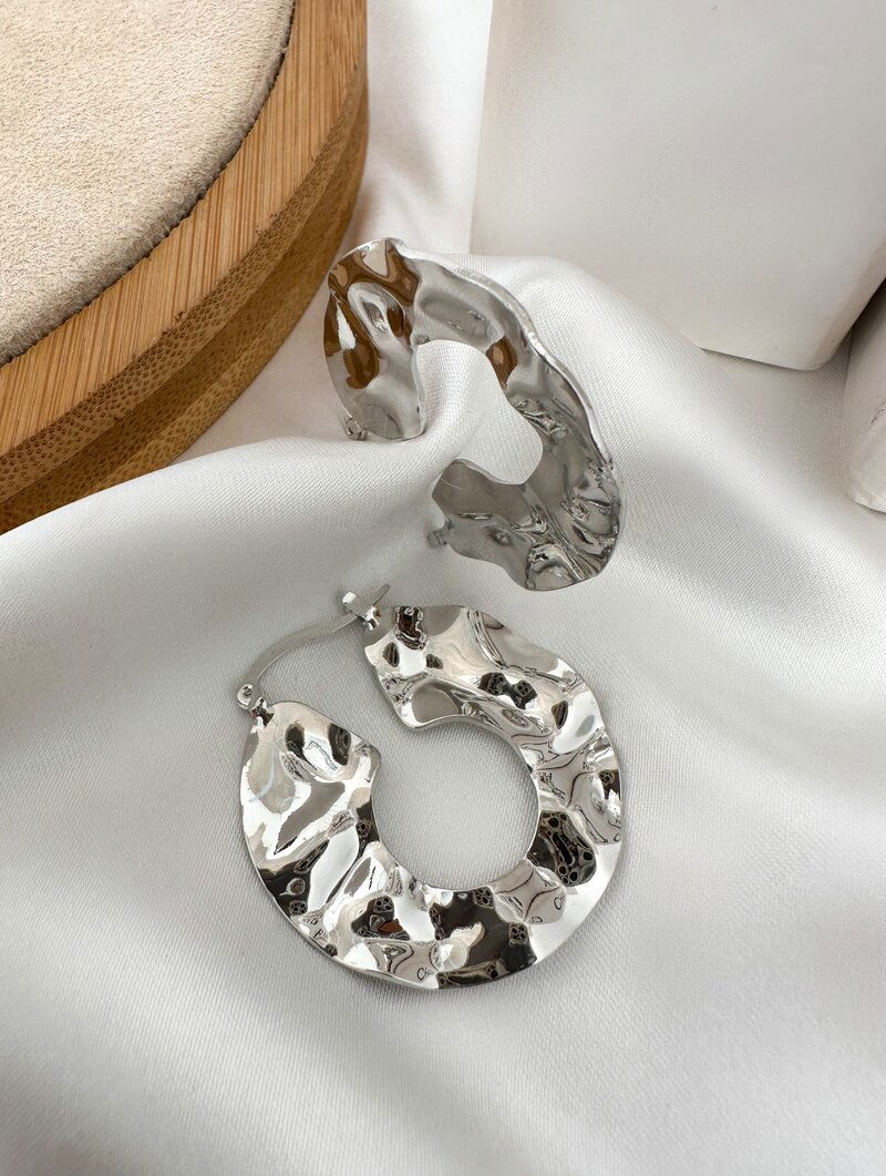 Brinco Folheado a Ouro 18k e Prata Meia Argola Martelada