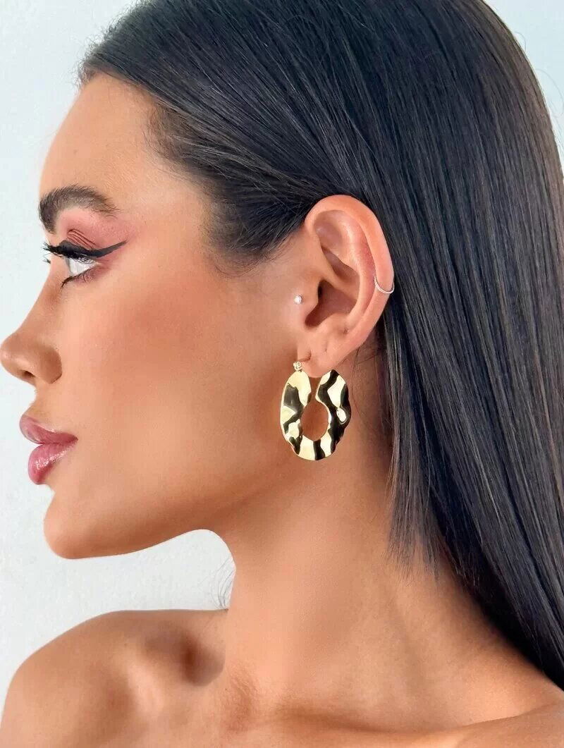 Brinco Folheado a Ouro 18k e Prata Meia Argola Martelada