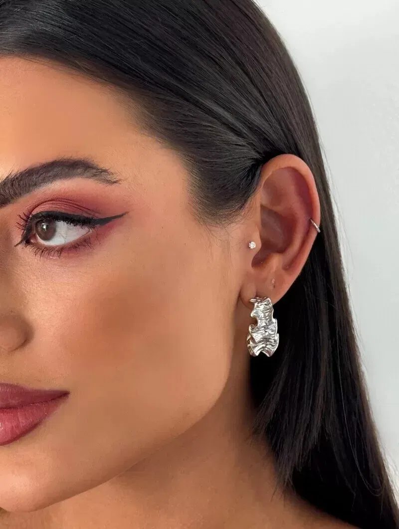 Brinco Folheado a Ouro 18k e Prata Meia Argola Martelada