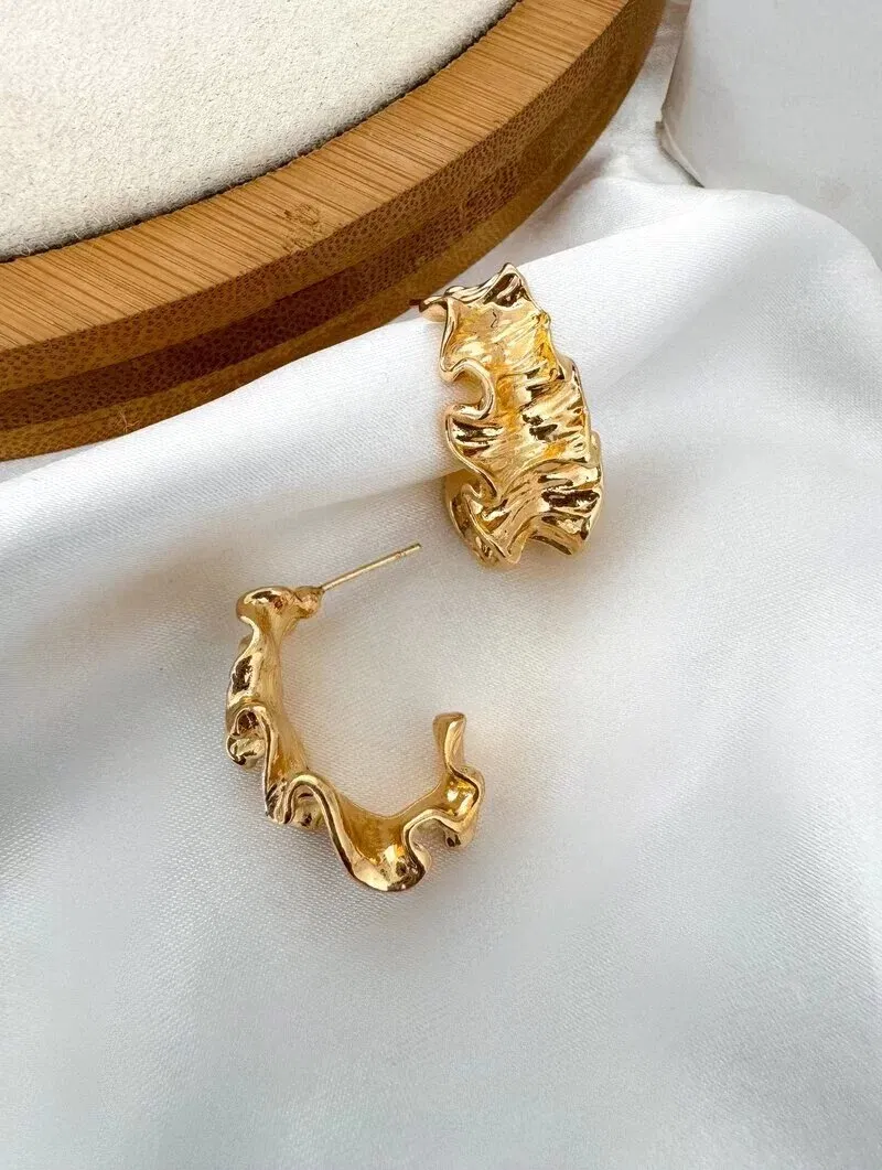 Brinco Folheado a Ouro 18k e Prata Meia Argola Martelada