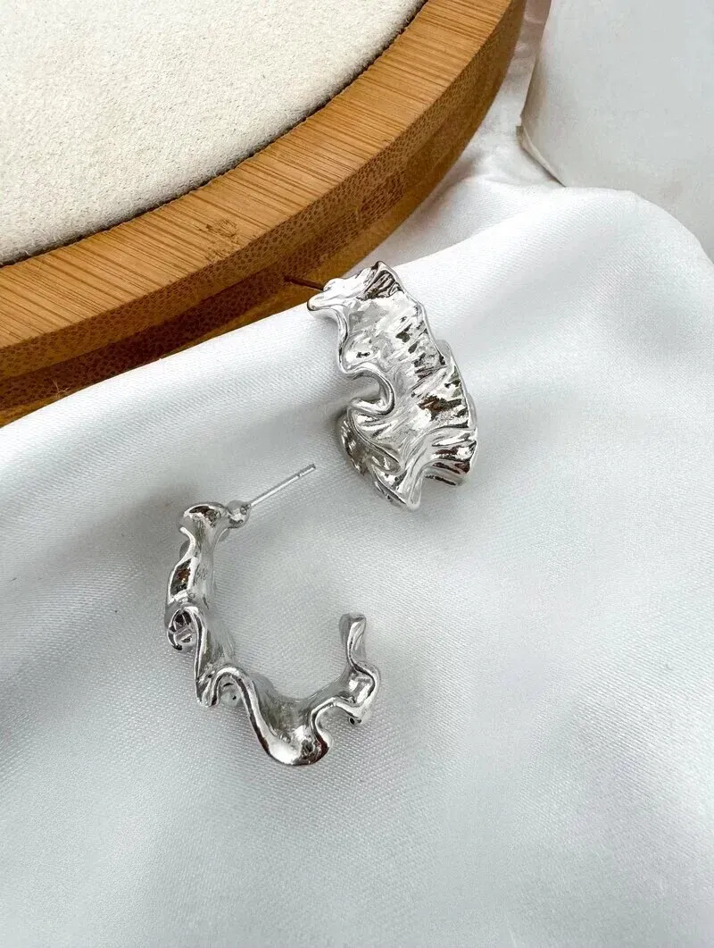 Brinco Folheado a Ouro 18k e Prata Meia Argola Martelada