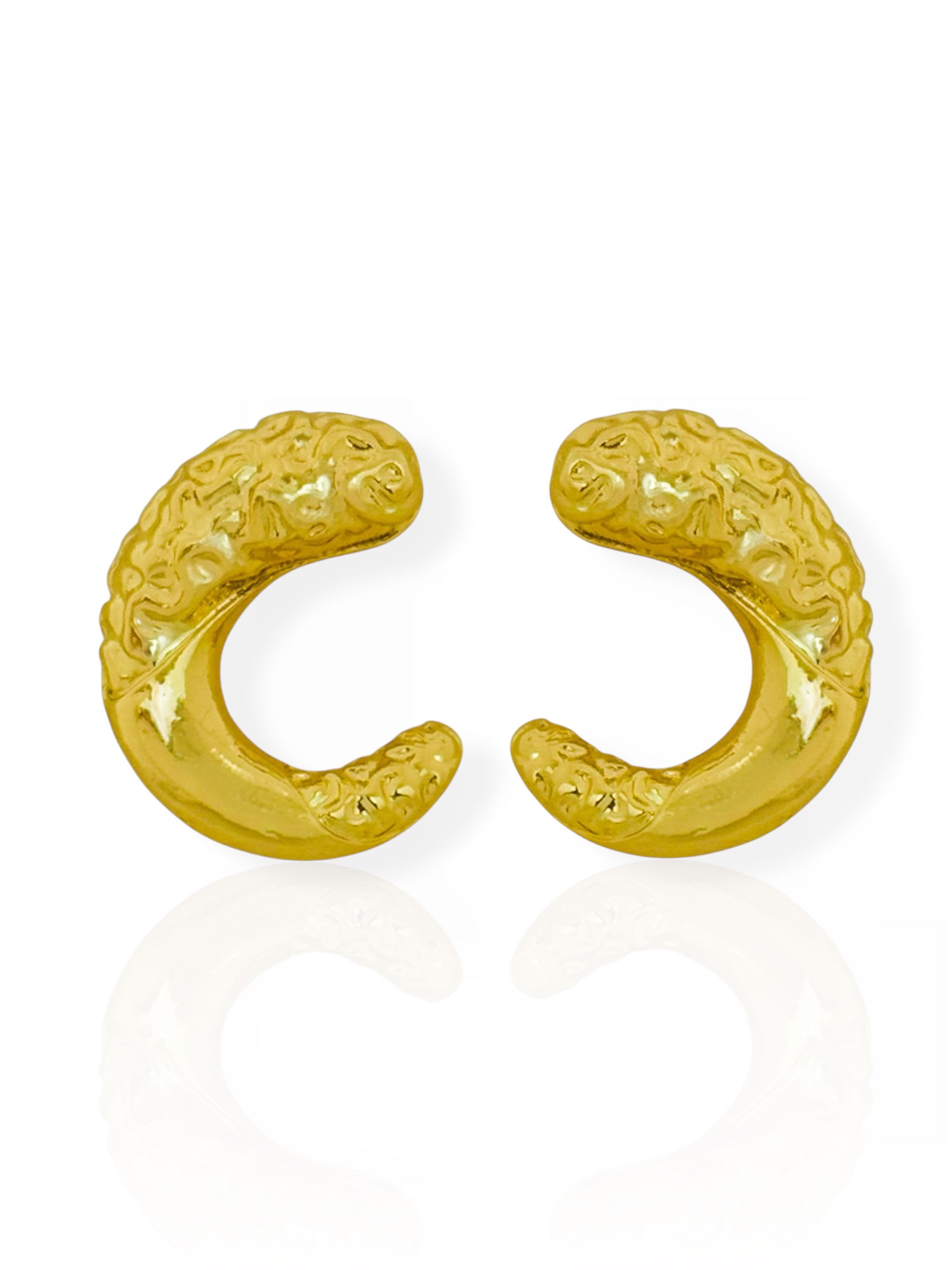 Brinco Folheado a Ouro 18k e Prata Meia Argola Martelada e Lisa