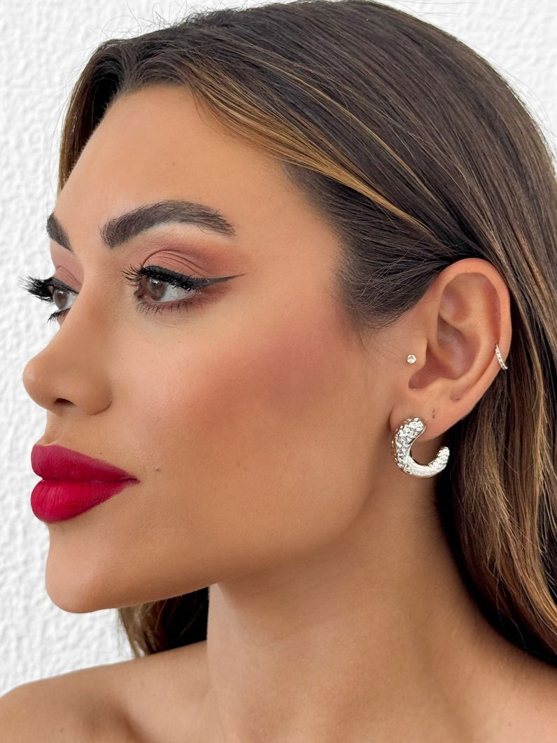 Brinco Folheado a Ouro 18k e Prata Meia Argola Martelada e Lisa