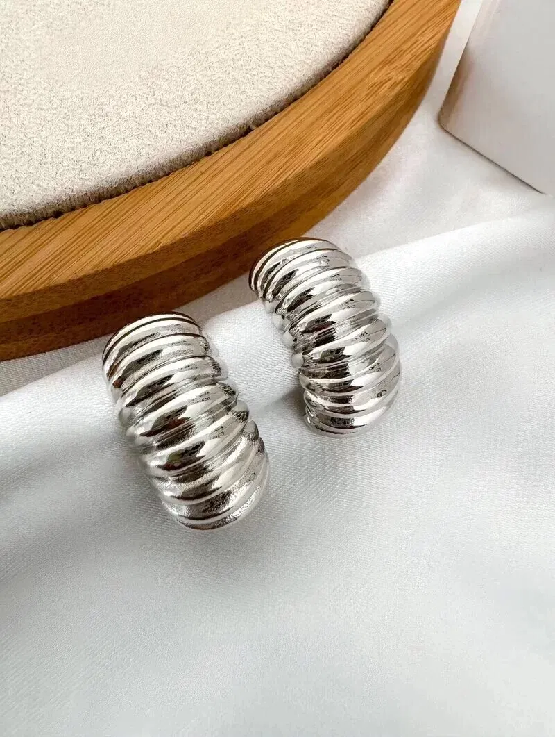 Brinco Folheado a Ouro 18k e Prata Meia Argola Ondulada