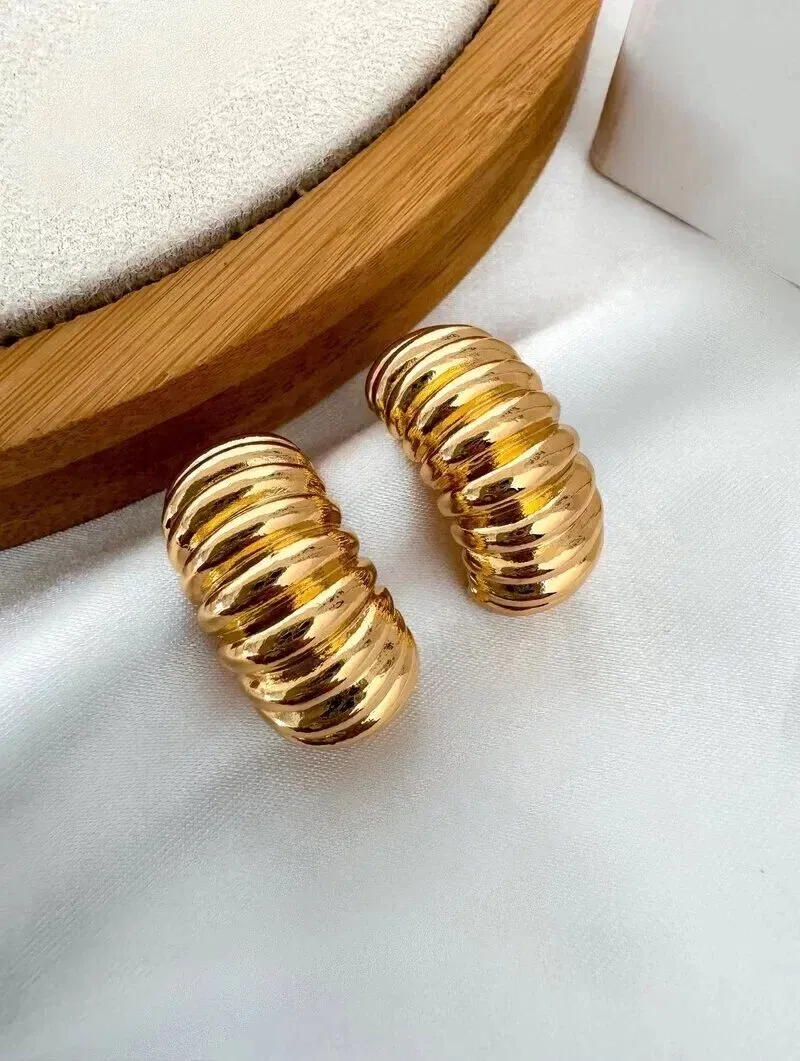 Brinco Folheado a Ouro 18k e Prata Meia Argola Ondulada