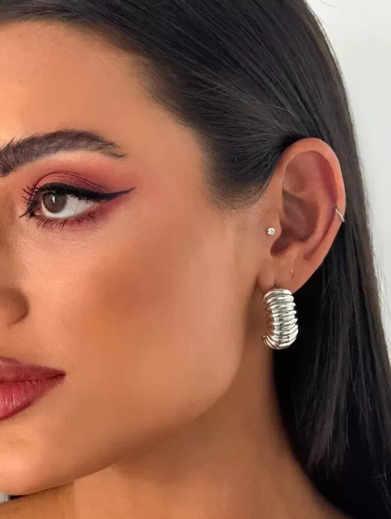 Brinco Folheado a Ouro 18k e Prata Meia Argola Ondulada