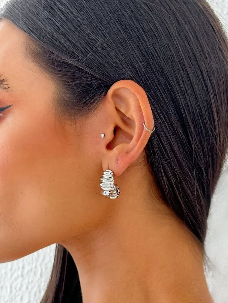 Brinco Folheado a Ouro 18k e Prata Meia Argola Ondulada