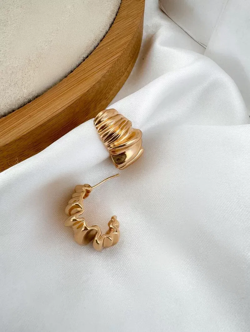 Brinco Folheado a Ouro 18k e Prata Meia Argola Ondulada