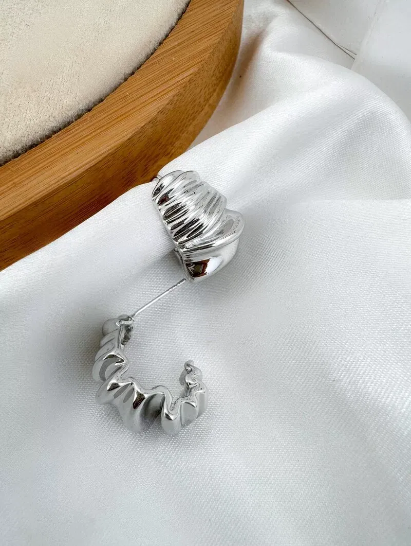 Brinco Folheado a Ouro 18k e Prata Meia Argola Ondulada