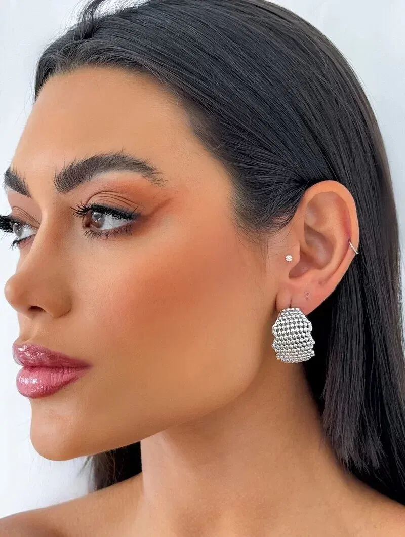 Brinco Folheado a Ouro 18k e Prata Meia Argola Orgânica