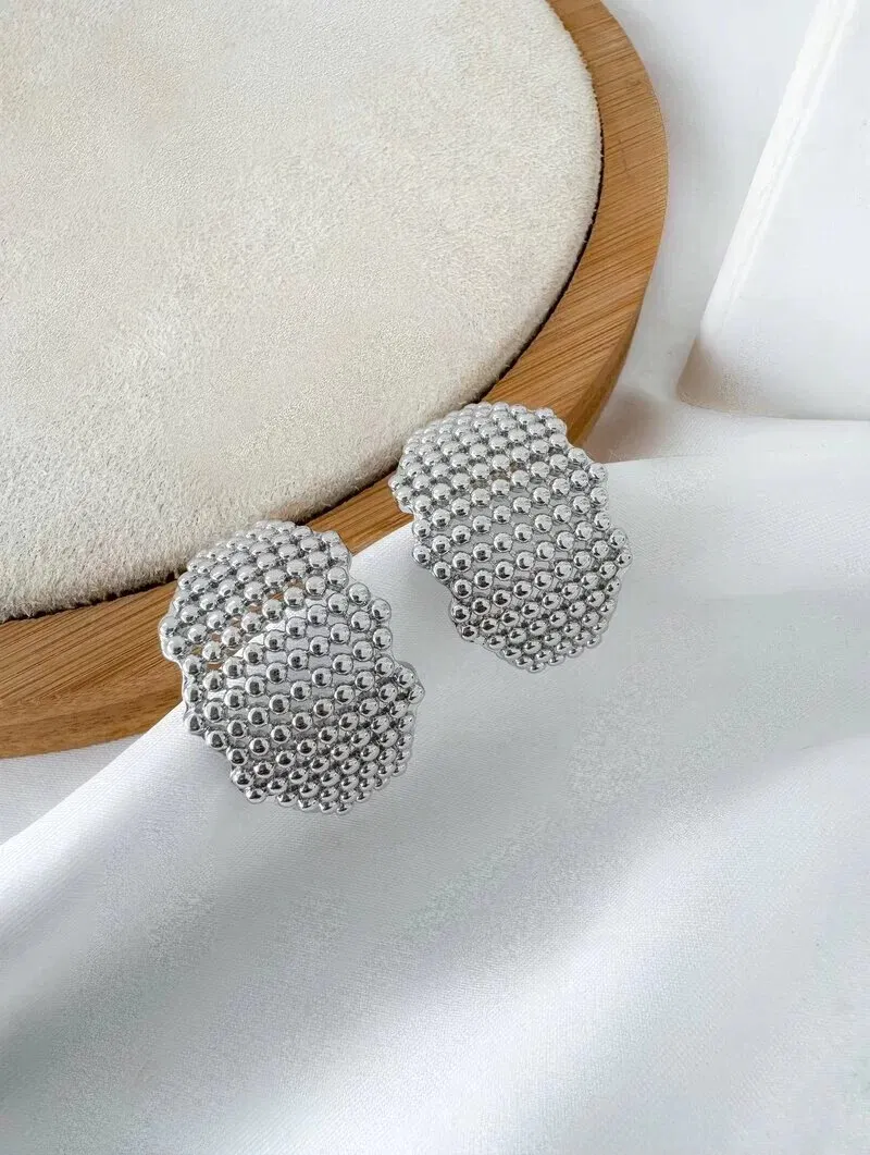 Brinco Folheado a Ouro 18k e Prata Meia Argola Orgânica