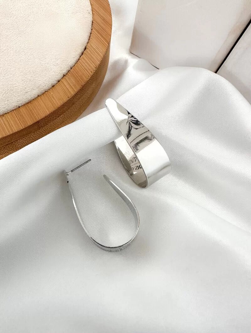 Brinco Folheado a Ouro 18k e Prata Meia Argola Oval Lisa