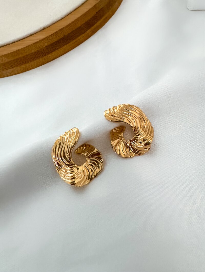 Brinco Folheado a Ouro 18k e Prata Meia Argola Texturizado