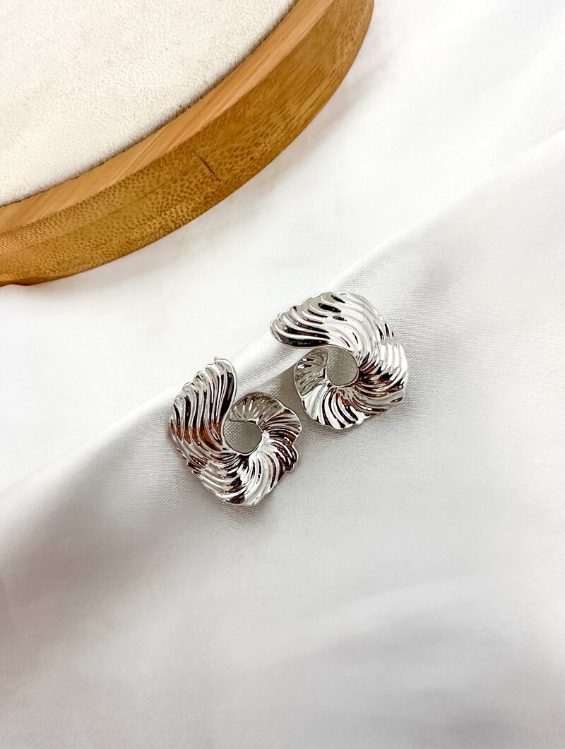 Brinco Folheado a Ouro 18k e Prata Meia Argola Texturizado