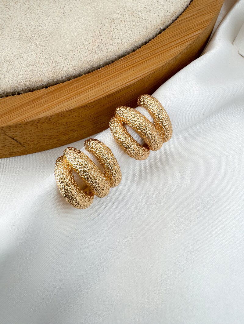 Brinco Folheado a Ouro 18k e Prata Meia Argola Três Fios Estonados