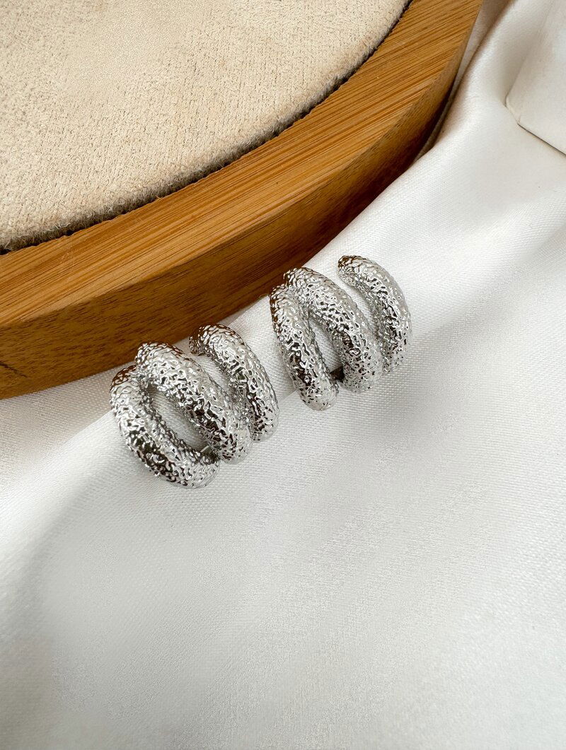 Brinco Folheado a Ouro 18k e Prata Meia Argola Três Fios Estonados