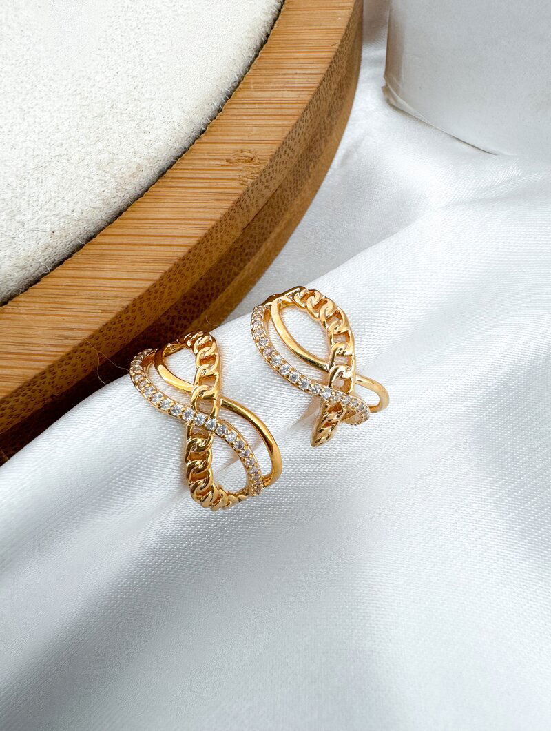 Brinco Folheado a Ouro 18k e Prata Meia Argola Três Fios Trabalhados