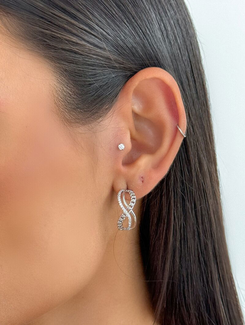 Brinco Folheado a Ouro 18k e Prata Meia Argola Três Fios Trabalhados