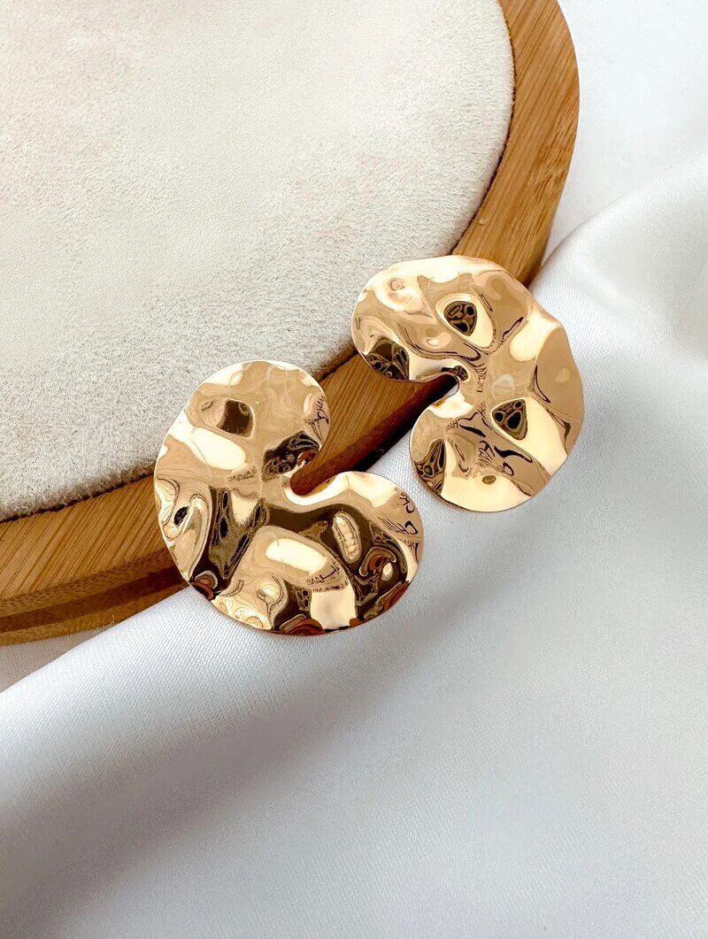 Brinco folheado a ouro 18k e prata meia lua martelada