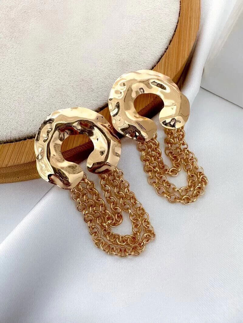 Brinco Folheado a Ouro 18k e Prata Meia Lua Martelada com Correntes
