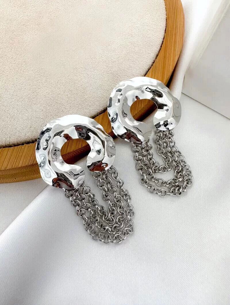 Brinco Folheado a Ouro 18k e Prata Meia Lua Martelada com Correntes