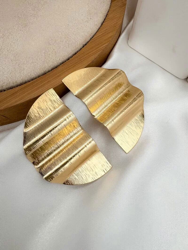 Brinco Folheado a Ouro 18k e Prata Meia Lua Ondulada