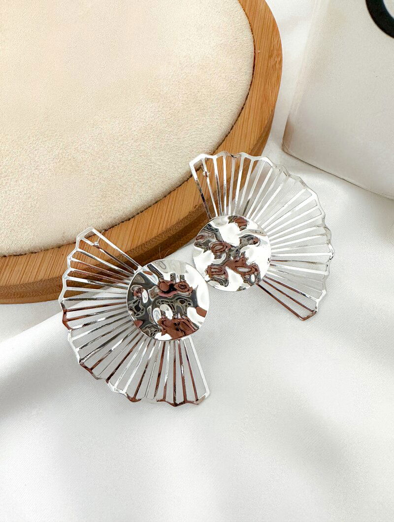 brinco folheado a ouro 18k e prata meia lua vazada com botton martelado