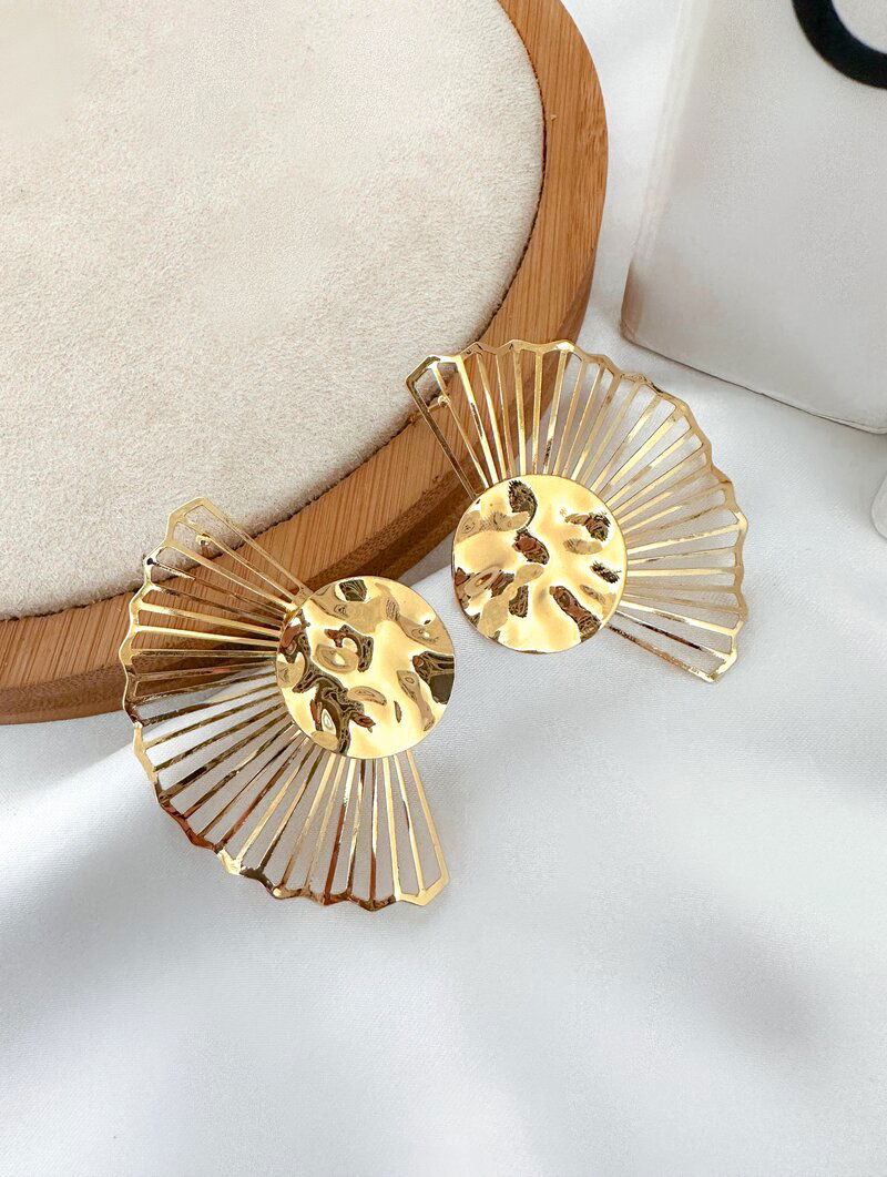 brinco folheado a ouro 18k e prata meia lua vazada com botton martelado