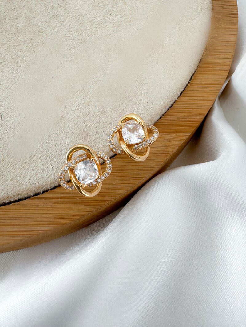 Brinco Folheado a Ouro 18k e Prata Minimalista Trançado com Zircônia