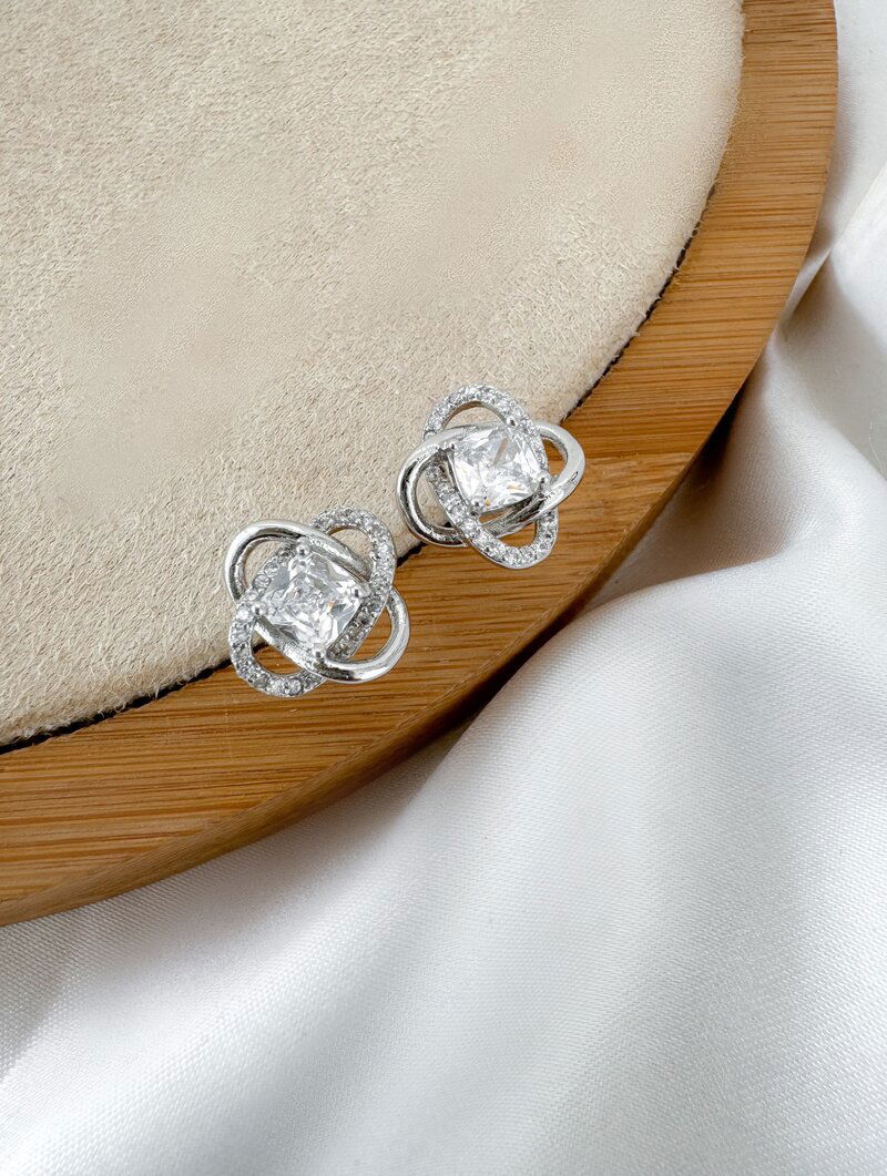 Brinco Folheado a Ouro 18k e Prata Minimalista Trançado com Zircônia