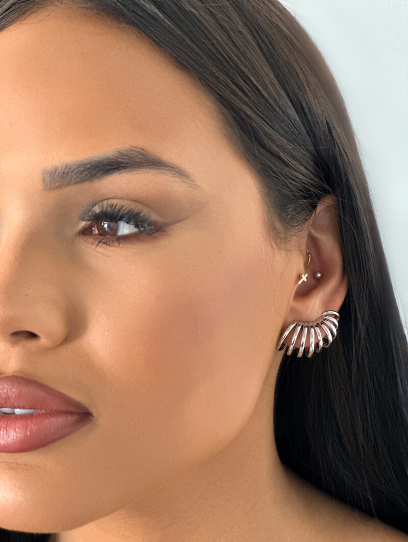 Brinco Folheado a Ouro 18K e Prata Nove Fios Lisos