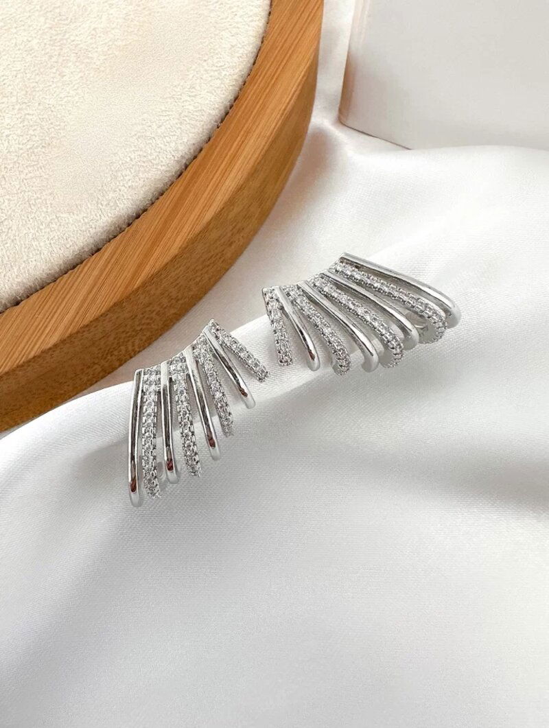 brinco folheado a ouro 18k e prata oito fios com microzircônias