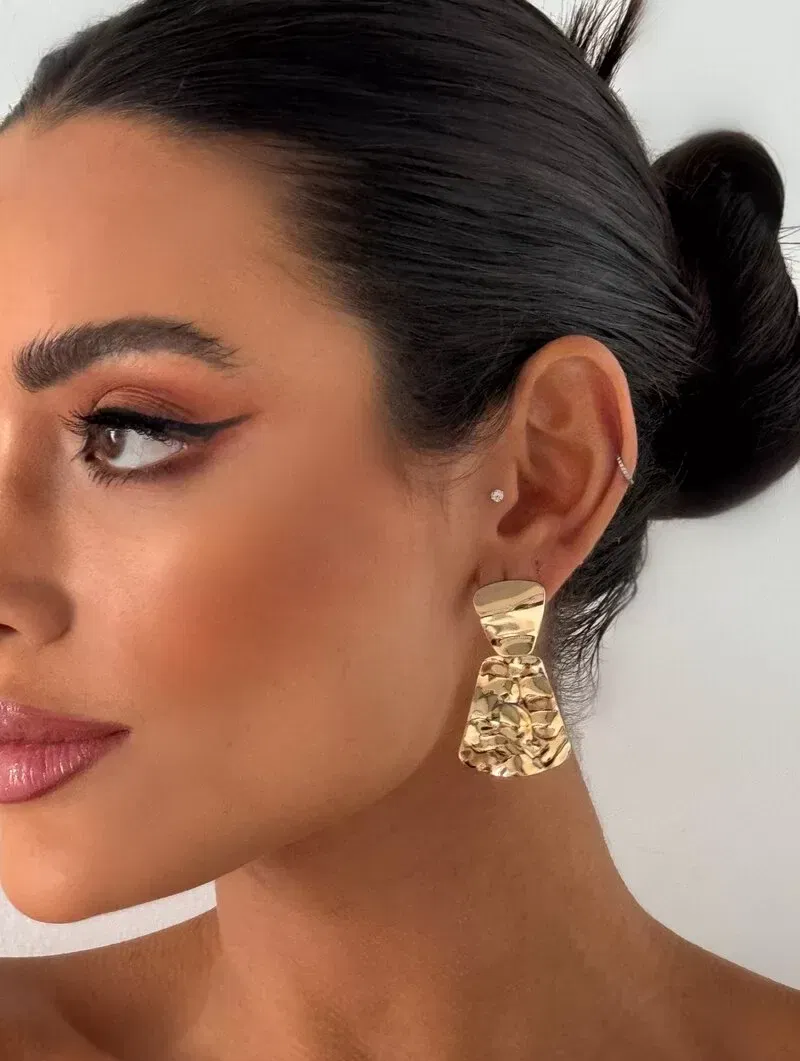 Brinco Folheado a Ouro 18k e Prata Orgânico Martelado com Ponteira