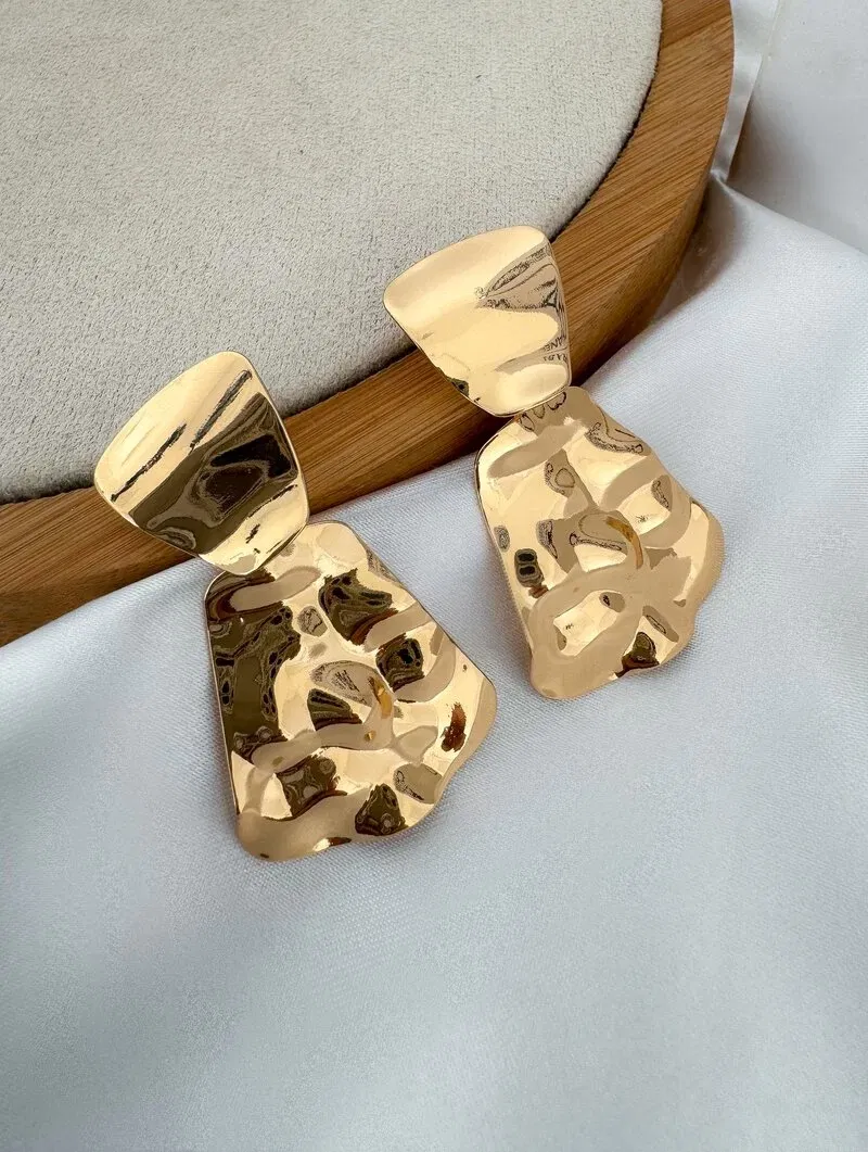 Brinco Folheado a Ouro 18k e Prata Orgânico Martelado com Ponteira