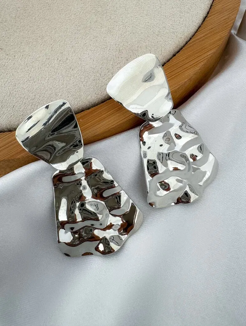 Brinco Folheado a Ouro 18k e Prata Orgânico Martelado com Ponteira