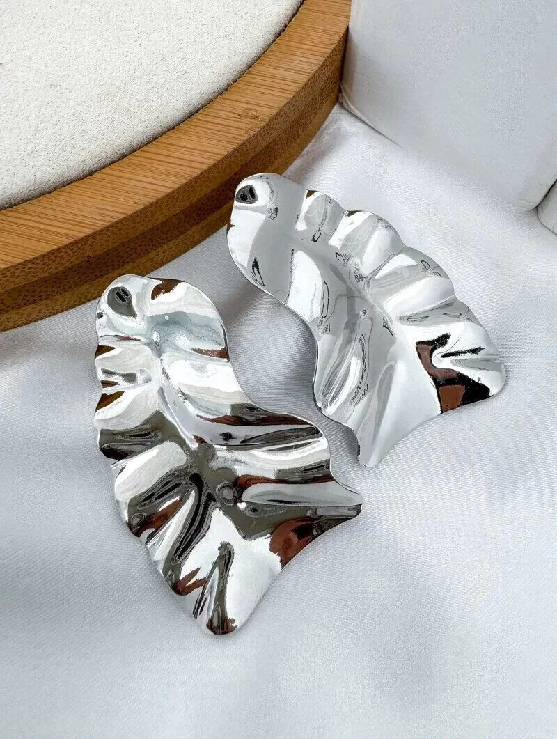 Brinco Folheado a Ouro 18k e Prata Orgânico Martelado Liso