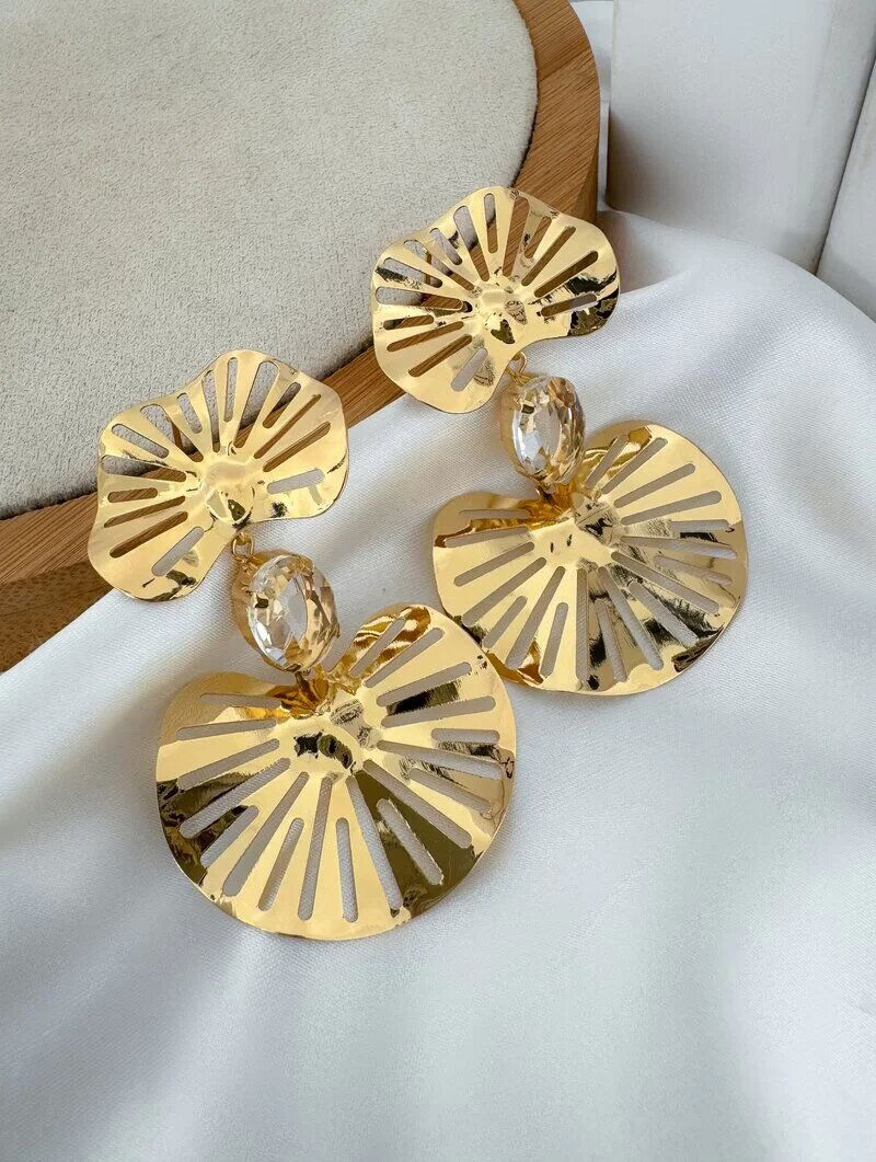 Brinco Folheado a Ouro 18k e Prata Orgânico Vazado com Pedra Chaton