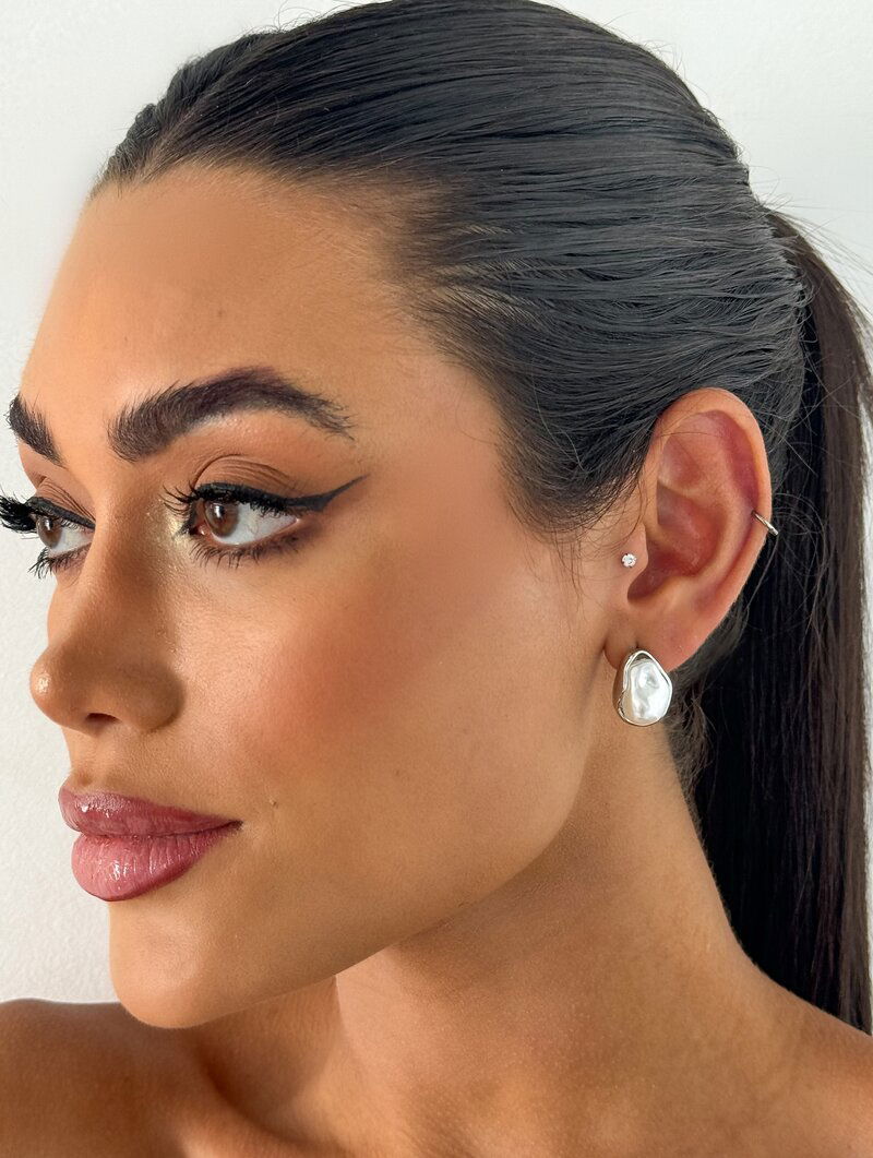 Brinco Folheado a Ouro 18k e Prata Oval com Pérola D'Água