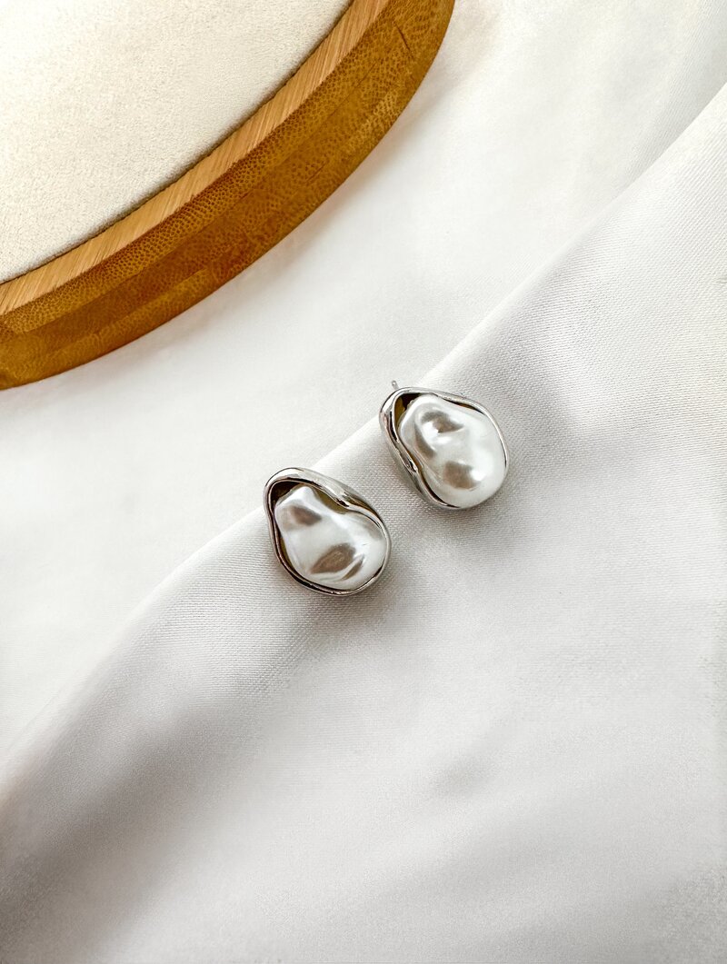 Brinco Folheado a Ouro 18k e Prata Oval com Pérola D'Água