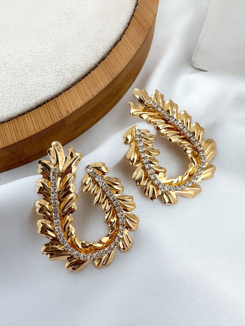 Brinco Folheado a Ouro 18k e Prata Oval Design Folha com Micro Zircônia