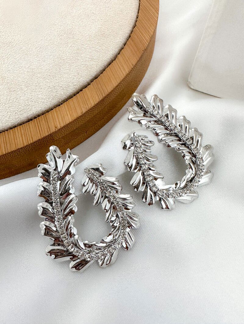 Brinco Folheado a Ouro 18k e Prata Oval Design Folha com Micro Zircônia