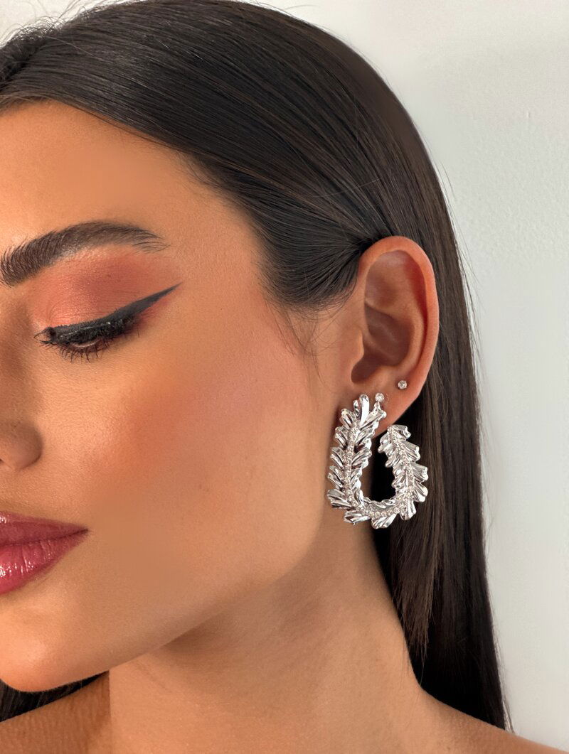 Brinco Folheado a Ouro 18k e Prata Oval Design Folha com Micro Zircônia