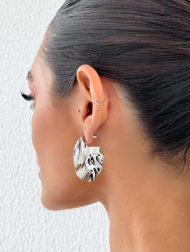 Brinco Folheado a Ouro 18k e Prata Oval Martelado Liso