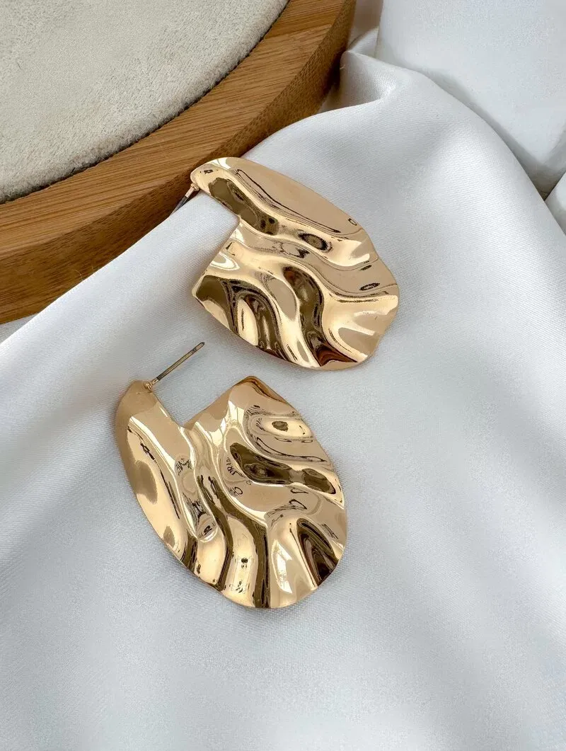 Brinco Folheado a Ouro 18k e Prata Oval Martelado Liso